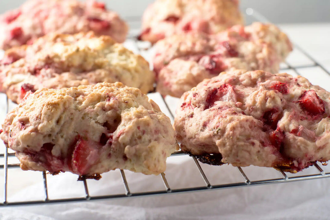 Scones mit frischer Erdbeeren-Johannisbeeren-Marmelade