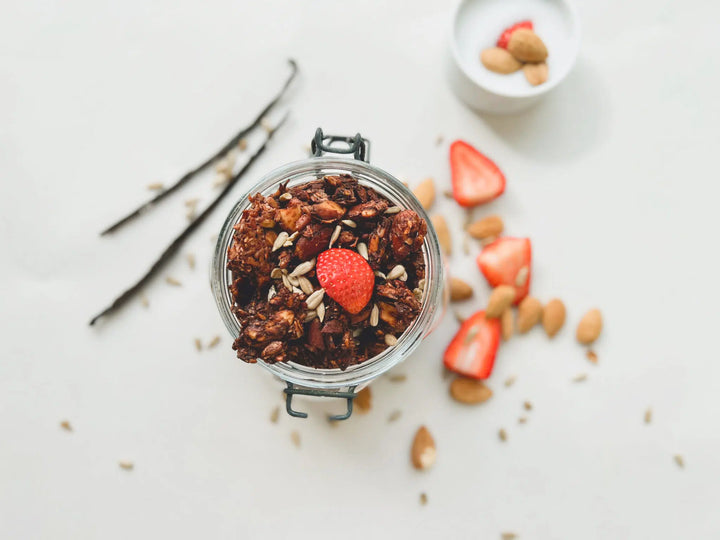 Vorfreude auf Ostern - Granola mit frischen Erdbeeren