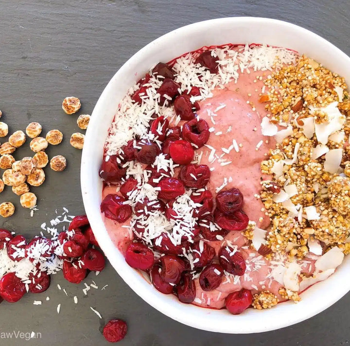 Kokos-Smoothie-Bowl mit frischen Beeren