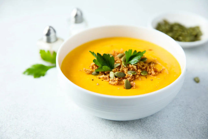 Karottensuppe mit gekeimten Kürbiskernen (Roh-Vegan, Low Carb)