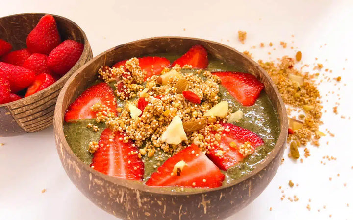 Wildkräuter-Erdbeeren-Smoothie Bowl